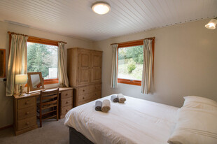 Fern Crag bedroom with on suite.jpg