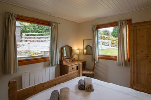 Stone Croft Bedroom with towels - sm.jpg